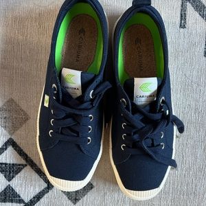 NWT Cariuma ethically made sneakers